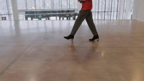 两个女人在办公楼见面和握手 · 免费素材视频