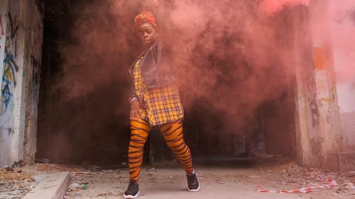 一个女人在跳舞运动中分配一个红色的烟幕 · 免费素材视频