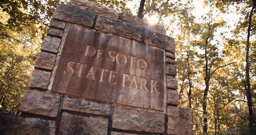 树木与德索托国家公园的混凝土板标牌的砖结构的低角度镜头 · 免费素材视频