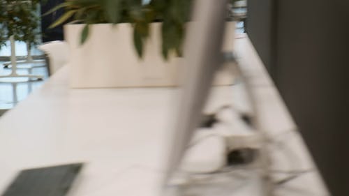 一个女人走在办公室时在电话上交谈 · 免费素材视频