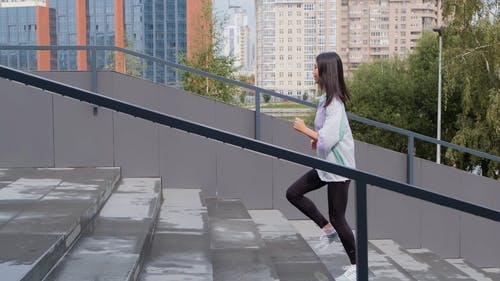 穿过楼梯的女人 · 免费素材视频