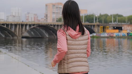 一个女人在河边慢跑的背面 · 免费素材视频