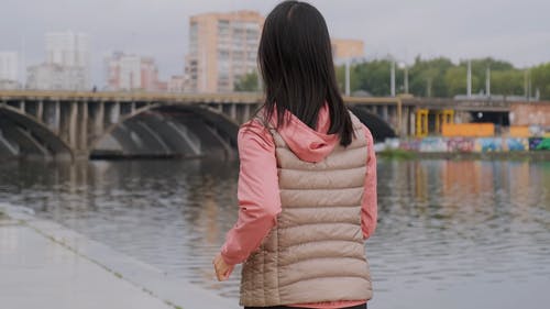 一个女人在河边慢跑的背面 · 免费素材视频