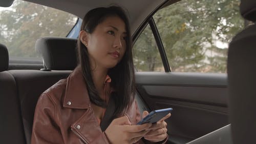 发短信时坐在车里的女人 · 免费素材视频