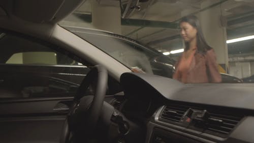 使用她的手机的汽车驾驶员座位上的女人 · 免费素材视频