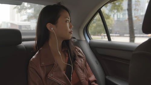 使用她的手机在车内的女人 · 免费素材视频
