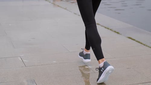 慢跑的女人的背面 · 免费素材视频