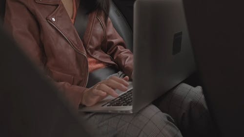 女人与车内的笔记本电脑一起工作 · 免费素材视频
