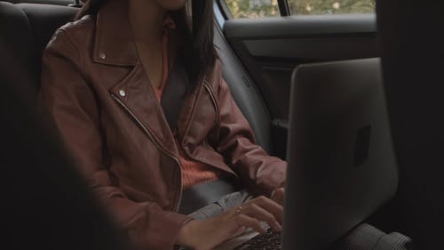 女人与她的车内的笔记本电脑一起工作 · 免费素材视频