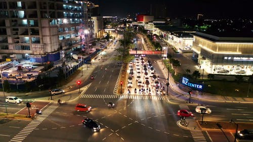 晚上繁忙的街道交叉口的车辆交通航拍 · 免费素材视频