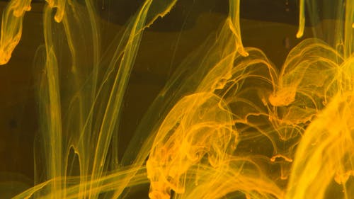 慢动作镜头的黄色流体混合在水中的运动创建摘要 · 免费素材视频