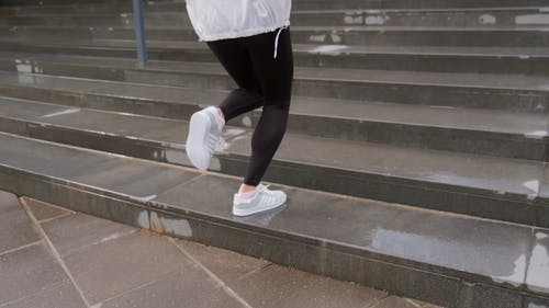 女人跑上楼梯 · 免费素材视频