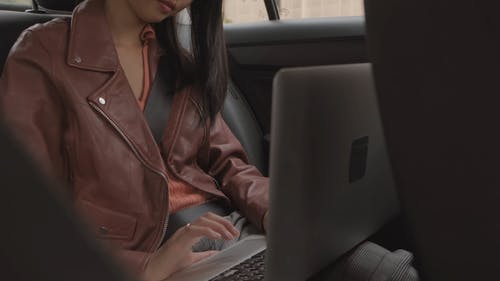女人与她的车内的笔记本电脑一起工作 · 免费素材视频