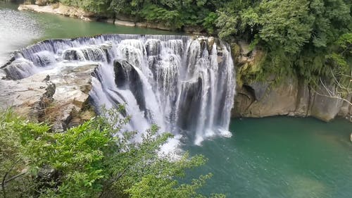 通过多层岩层层叠的瀑布 · 免费素材视频