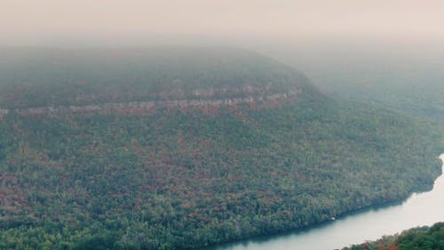 横跨山林的一条河的雾镜头 · 免费素材视频
