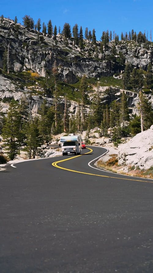 车辆经过蜿蜒的路，在山间风景秀丽 · 免费素材视频
