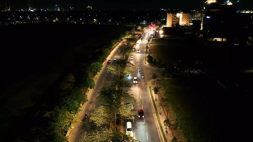 夜间相交城市街道车辆通行的航拍 · 免费素材视频