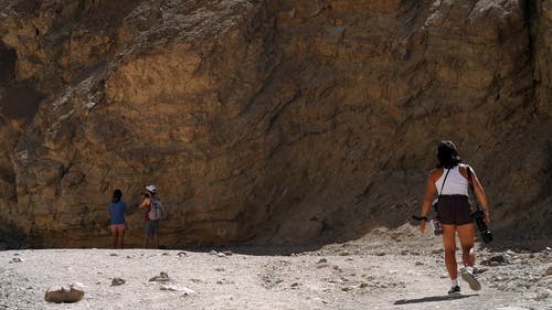 一群人在白天在沙漠中的洛矶山脉附近的景色拍照 · 免费素材视频