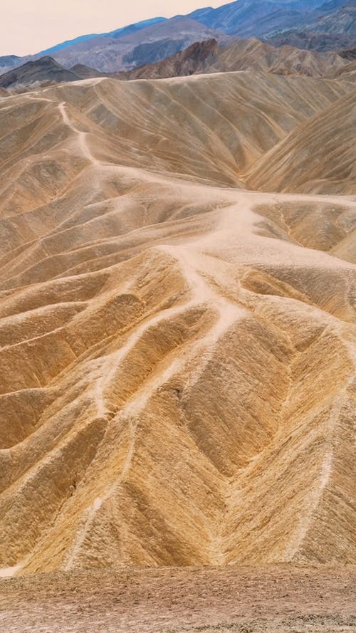 沙漠沙丘的无人机画面 · 免费素材视频