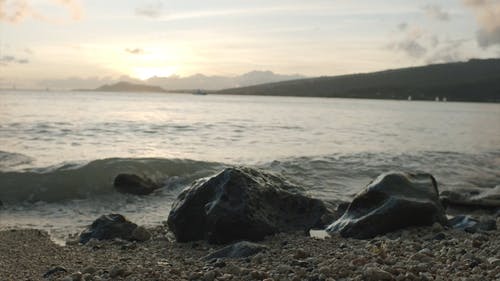 在多岩石的海岸上的浪花的慢动作镜头 · 免费素材视频