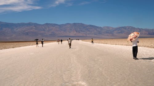在沙漠中间的巷道上的人 · 免费素材视频