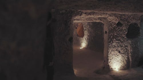一个人在一个人雕刻的洞穴中游览 · 免费素材视频