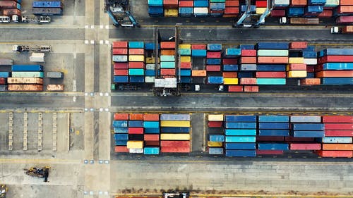 货物集装箱堆成一排排在海港内 · 免费素材视频