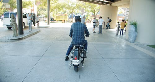 一个人在他的摩托车，等待在车道上 · 免费素材视频