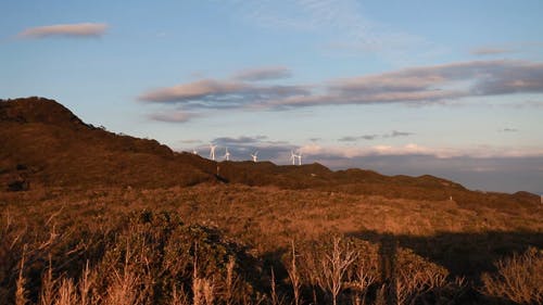 风力涡轮机在山的一边 · 免费素材视频