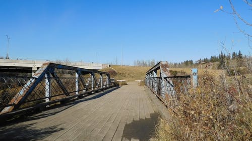 蓝蓝的天空下的旧木桥 · 免费素材视频