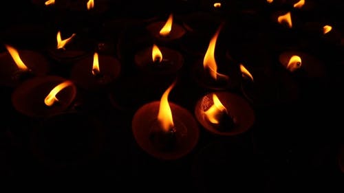 黑暗中点燃的蜡烛 · 免费素材视频