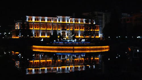 晚上在水的池塘上的光反射 · 免费素材视频