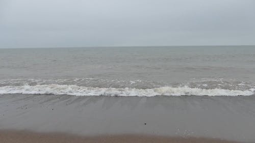 海浪亲吻岸边产生海泡沫气泡 · 免费素材视频