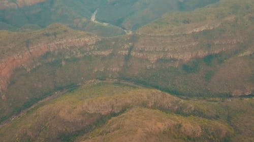 山脉上的湖泊和山谷 · 免费素材视频