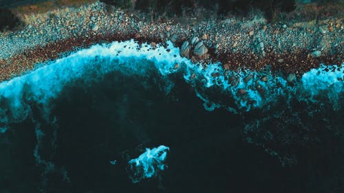 海浪在多岩石的海岸上崩溃 · 免费素材视频