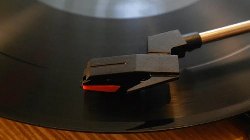 在转盘上旋转的黑胶唱片 · 免费素材视频