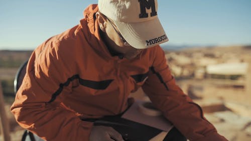 一个男人在煤气燃烧器上加热来干燥纸制图纸 · 免费素材视频