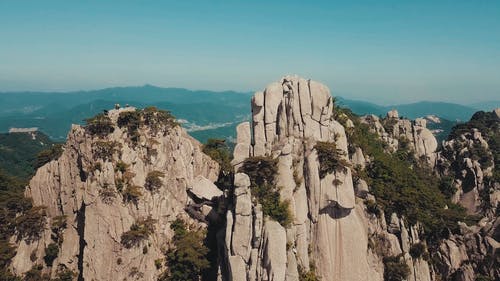 山顶上的人们欣赏山脉的景色 · 免费素材视频