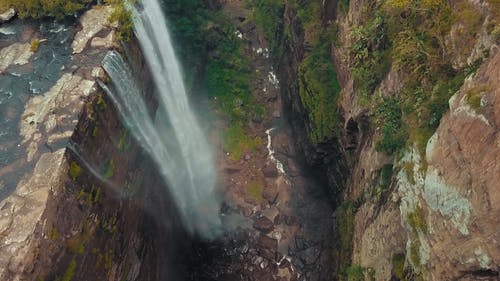 从高高的高山到河流的瀑布 · 免费素材视频