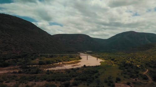 一座跨山区河流修建的桥 · 免费素材视频