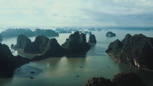 如果山上的岛屿高于海，一对夫妇欣赏美景 · 免费素材视频