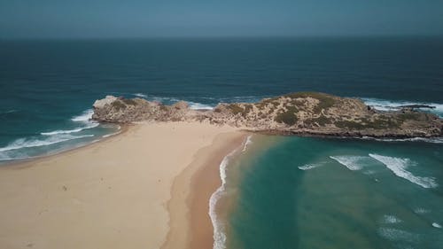 沙滩和岩石山丘 · 免费素材视频