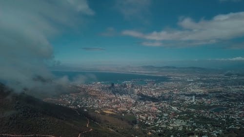 云在山顶上休息 · 免费素材视频