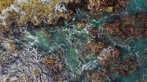 海浪冲破岩层 · 免费素材视频
