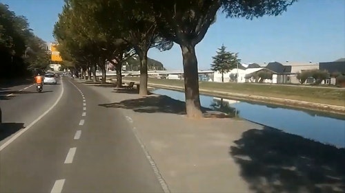 有关人,在岸上骑自行车,在海滩的路的免费素材视频