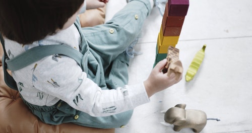 一个孩子玩彩色立方体的镜头 · 免费素材视频