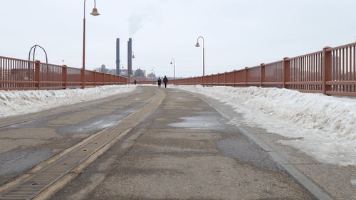 在积雪的路上行走的人 · 免费素材视频