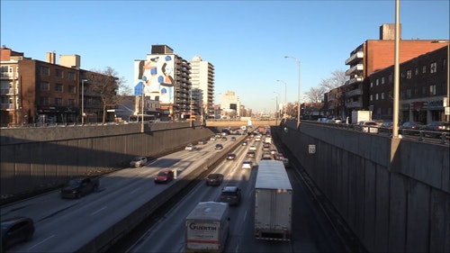 白天高速公路上的交通流量 · 免费素材视频