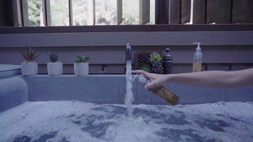 有人将肥皂液放入水中的慢动作镜头 · 免费素材视频