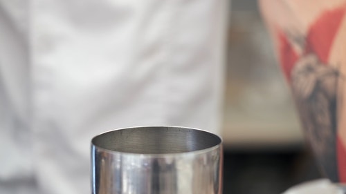 有关不锈钢,做一杯鸡尾酒,倾注的免费素材视频